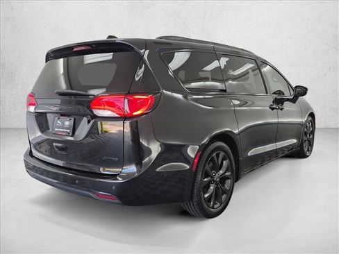 Used 2020 Chrysler Pacifica Limited w/ Quick Order Package 27H Red S FWD image 5
