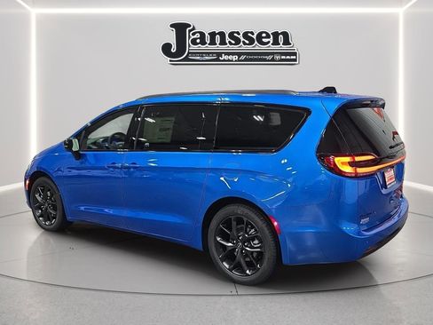 New 2026 Chrysler Pacifica Select w/ S Appearance Package image 3