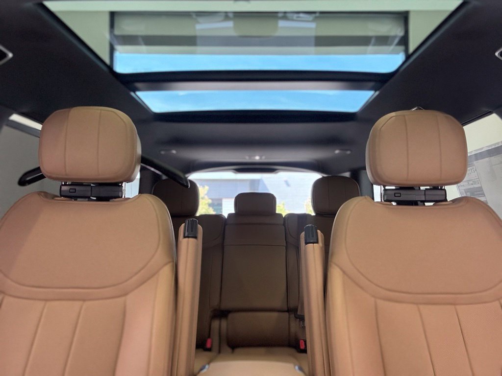 New 2026 Land Rover Range Rover Long Wheelbase SE AWD/4WD image 7