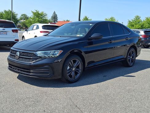 Used 2024 Volkswagen Jetta SE FWD image 3