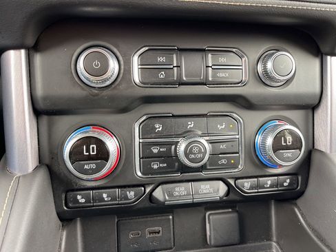 Used 2024 GMC Yukon SLT AWD/4WD image 12