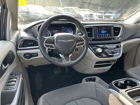 Used 2020 Chrysler Pacifica Touring image 25