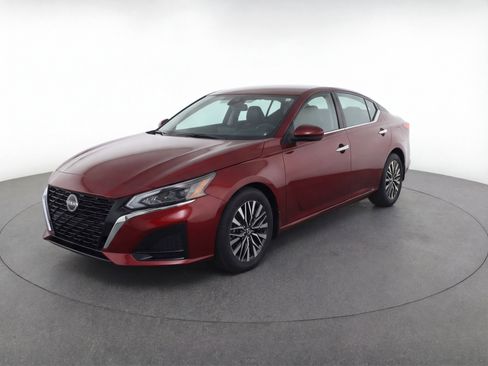 Used 2024 Nissan Altima 2.5 SV image 3