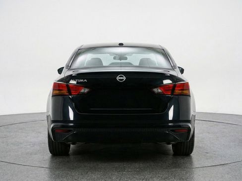 Used 2025 Nissan Altima 2.5 SV FWD image 7