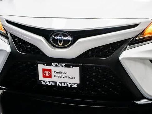 Certified 2019 Toyota Camry SE image 9