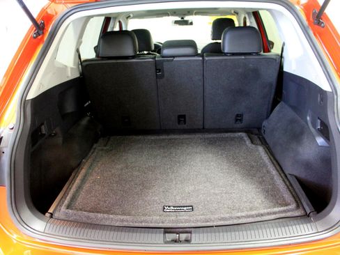 Used 2018 Volkswagen Tiguan SE w/ Panoramic Sunroof Package image 28