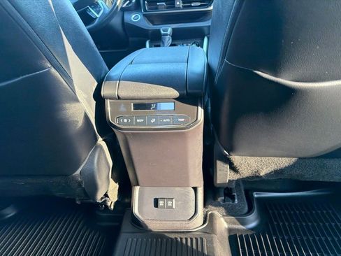 Used 2021 Toyota Highlander XLE AWD/4WD image 14