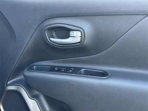Used 2023 Jeep Renegade Latitude image 28