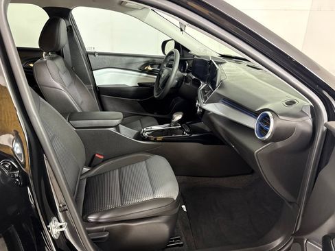 Used 2025 Chevrolet Trax LT FWD image 13