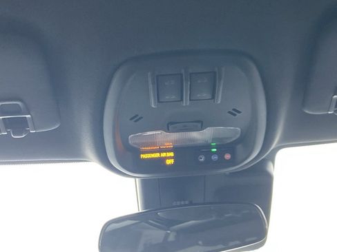 Used 2025 Chevrolet Trax RS w/ Sunroof Package image 17