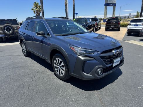 Used 2025 Subaru Outback Premium AWD/4WD image 2