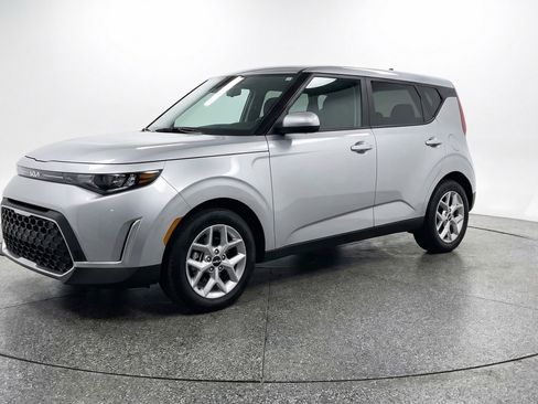 Used 2025 Kia Soul LX w/ LX Technology Package FWD image 3