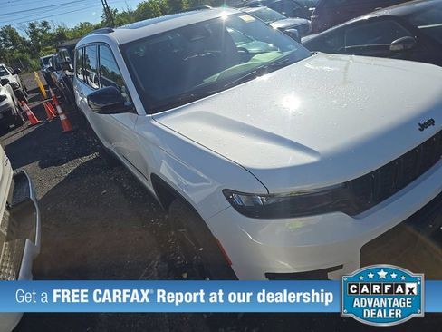 Used 2023 Jeep Grand Cherokee L Limited w/ Black Appearance Package AWD/4WD image 3