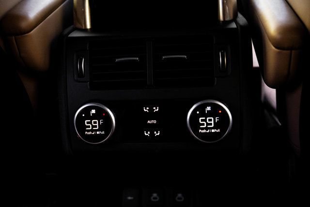 Used 2024 Land Rover Discovery Dynamic SE AWD/4WD image 38