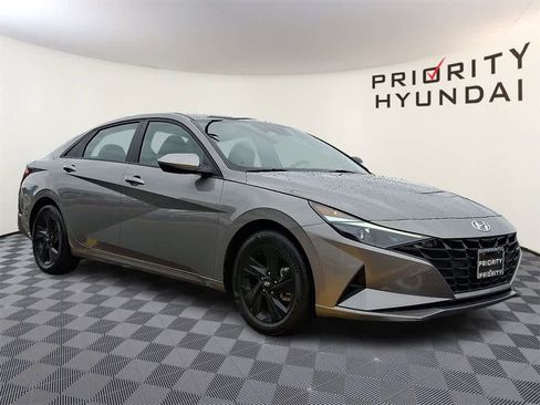 Used 2023 Hyundai Elantra SEL w/ Preferred Accessory Package image 3