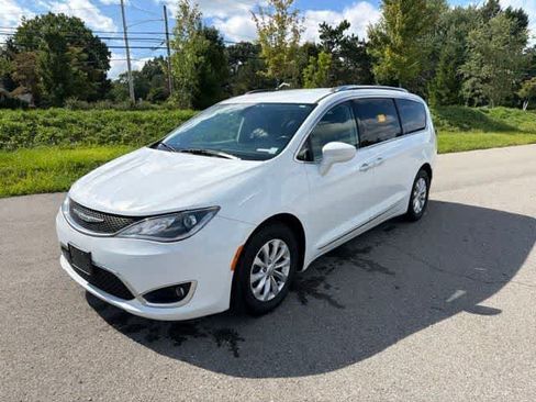 Used 2019 Chrysler Pacifica Touring-L FWD image 1