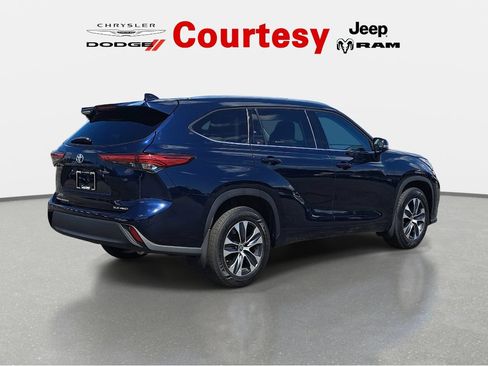 Used 2020 Toyota Highlander XLE AWD/4WD image 4