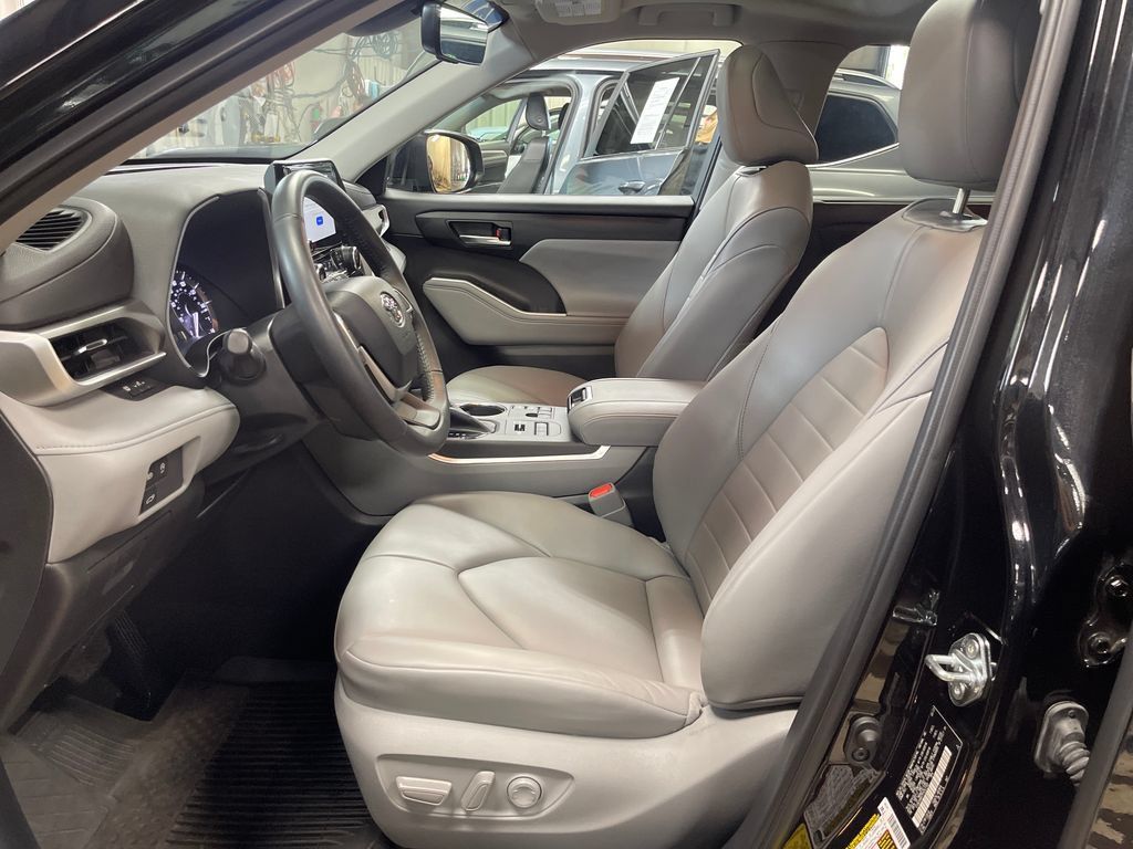 Used 2023 Toyota Highlander XLE AWD/4WD image 13