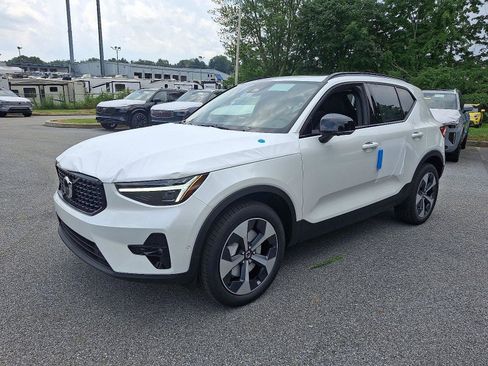 Used 2026 Volvo XC40 B5 Plus w/ Protection Package Premier AWD/4WD image 2