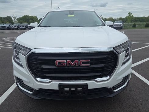 Used 2024 GMC Terrain SLE AWD/4WD image 3