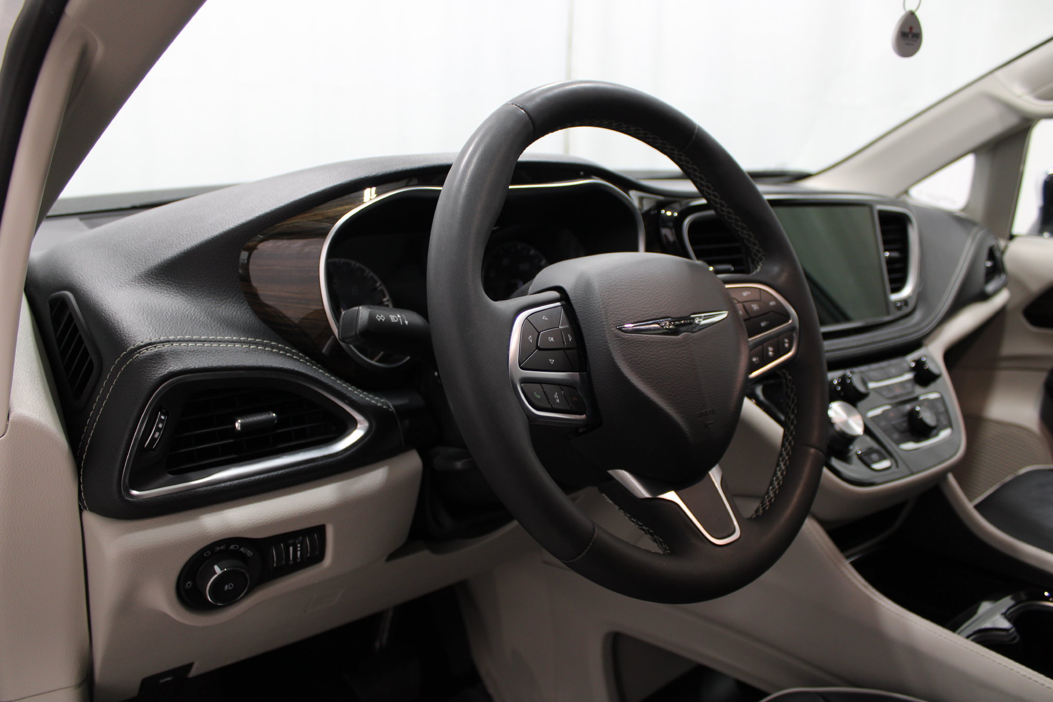 Used 2023 Chrysler Pacifica Limited FWD image 12