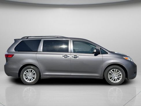 Used 2017 Toyota Sienna XLE FWD image 3