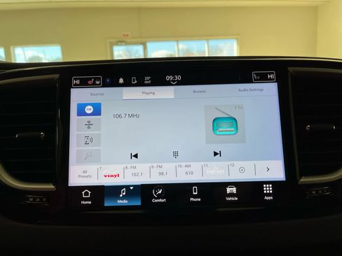 Used 2024 Chrysler Pacifica Touring-L FWD image 35