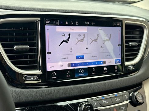 Used 2024 Chrysler Pacifica Touring-L FWD image 15
