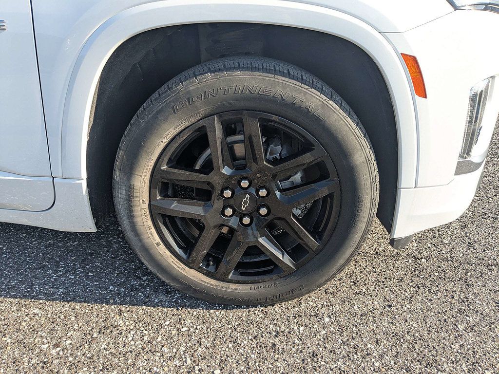 Used 2023 Chevrolet Traverse Premier FWD image 11