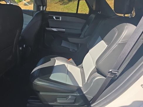 Used 2022 Ford Explorer XLT w/ Equipment Group 202A image 3