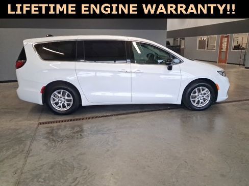 Used 2024 Chrysler Pacifica Touring-L image 9