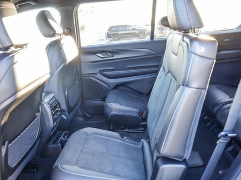 New 2025 Jeep Grand Cherokee L Laredo image 19