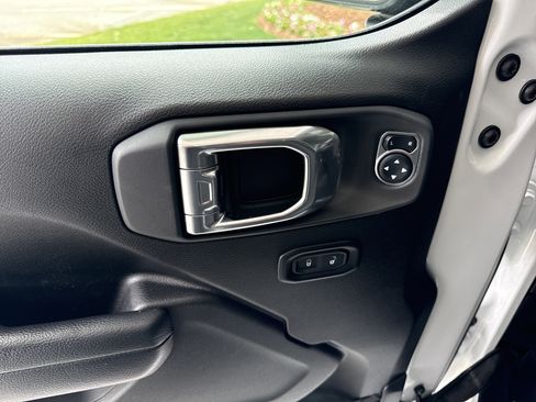 Used 2025 Jeep Wrangler Sport S image 20