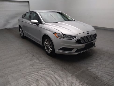 Used 2017 Ford Fusion SE w/ Fusion SE Technology Package FWD image 13