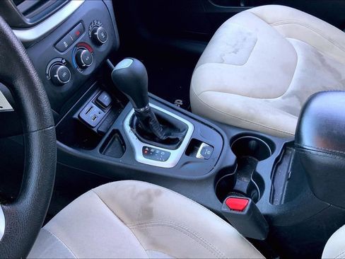 Used 2017 Jeep Cherokee Sport image 12