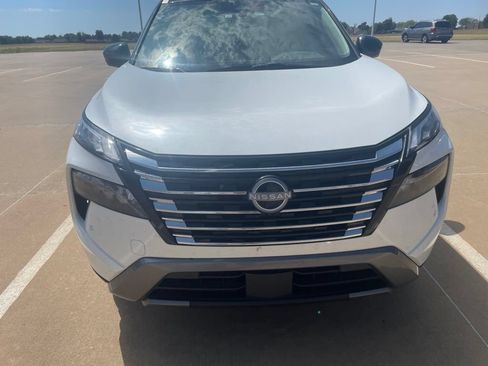 Used 2025 Nissan Rogue SL FWD image 9