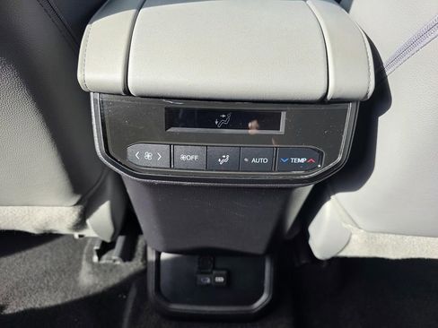 Used 2022 Toyota Highlander XLE FWD image 31