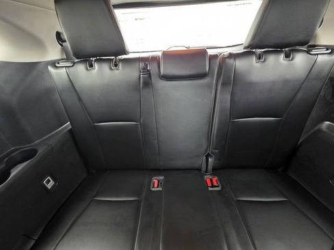 Used 2022 Toyota Highlander XLE AWD/4WD image 16