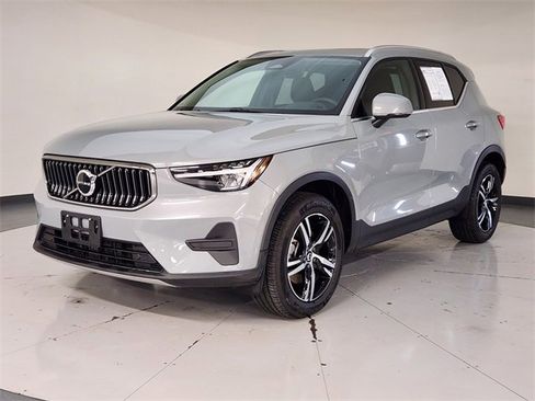 Used 2025 Volvo XC40 B5 Core image 1