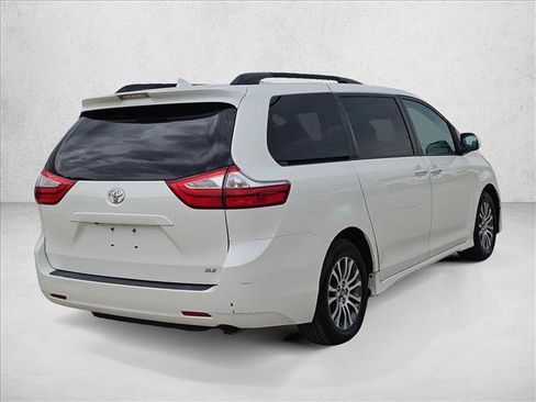 Used 2018 Toyota Sienna XLE FWD image 5
