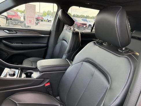 Used 2025 Jeep Grand Cherokee Limited w/ Luxury Tech Group II RWD image 7