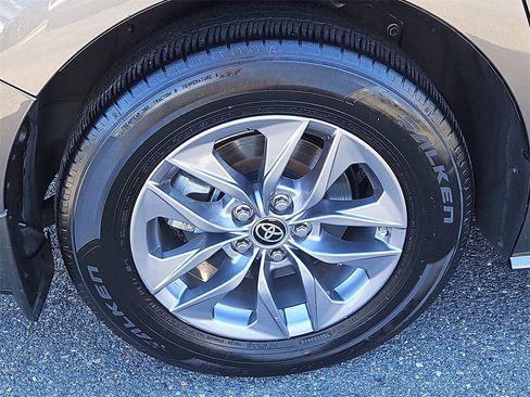 Used 2024 Toyota Sienna XLE image 9