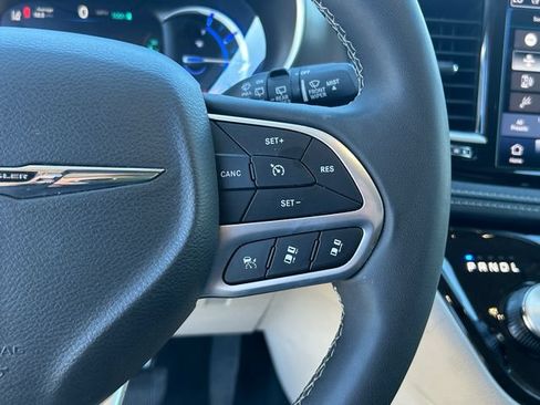 Used 2024 Chrysler Pacifica Limited FWD image 19