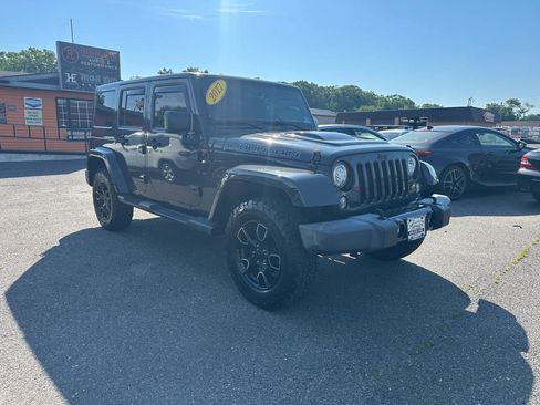 Used 2017 Jeep Wrangler Unlimited Sahara AWD/4WD image 3