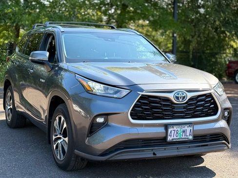 Used 2020 Toyota Highlander XLE AWD/4WD image 7