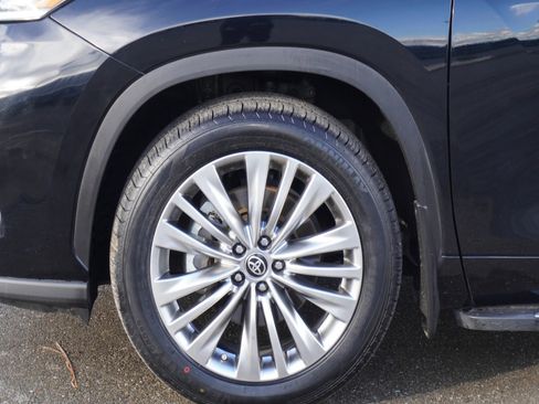 Used 2024 Toyota Highlander Platinum image 7