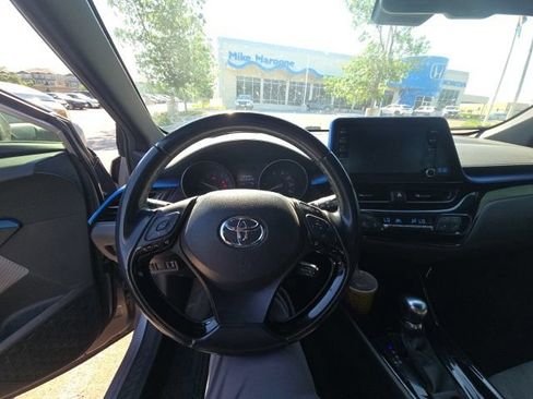 Used 2019 Toyota C-HR XLE FWD image 4