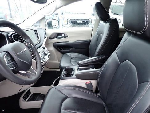 Used 2023 Chrysler Pacifica Touring-L image 15