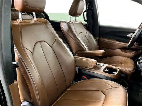 Used 2020 Chrysler Pacifica Limited w/ Tire & Wheel Group image 7