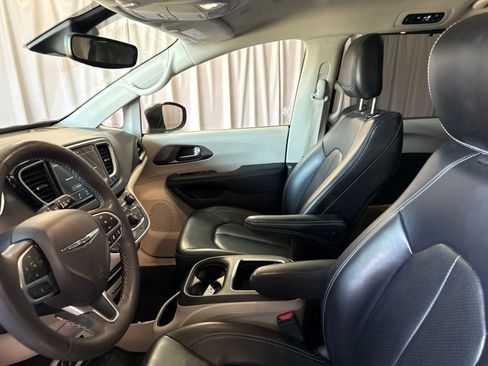 Used 2023 Chrysler Pacifica Touring-L FWD image 20